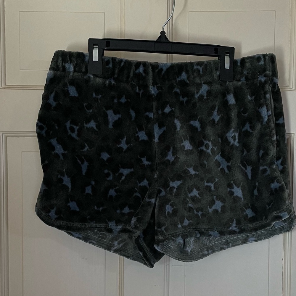 AERIE Shorts Green Cheetah Print Fleece Size Medium  Pajama Lounge Beach Travel